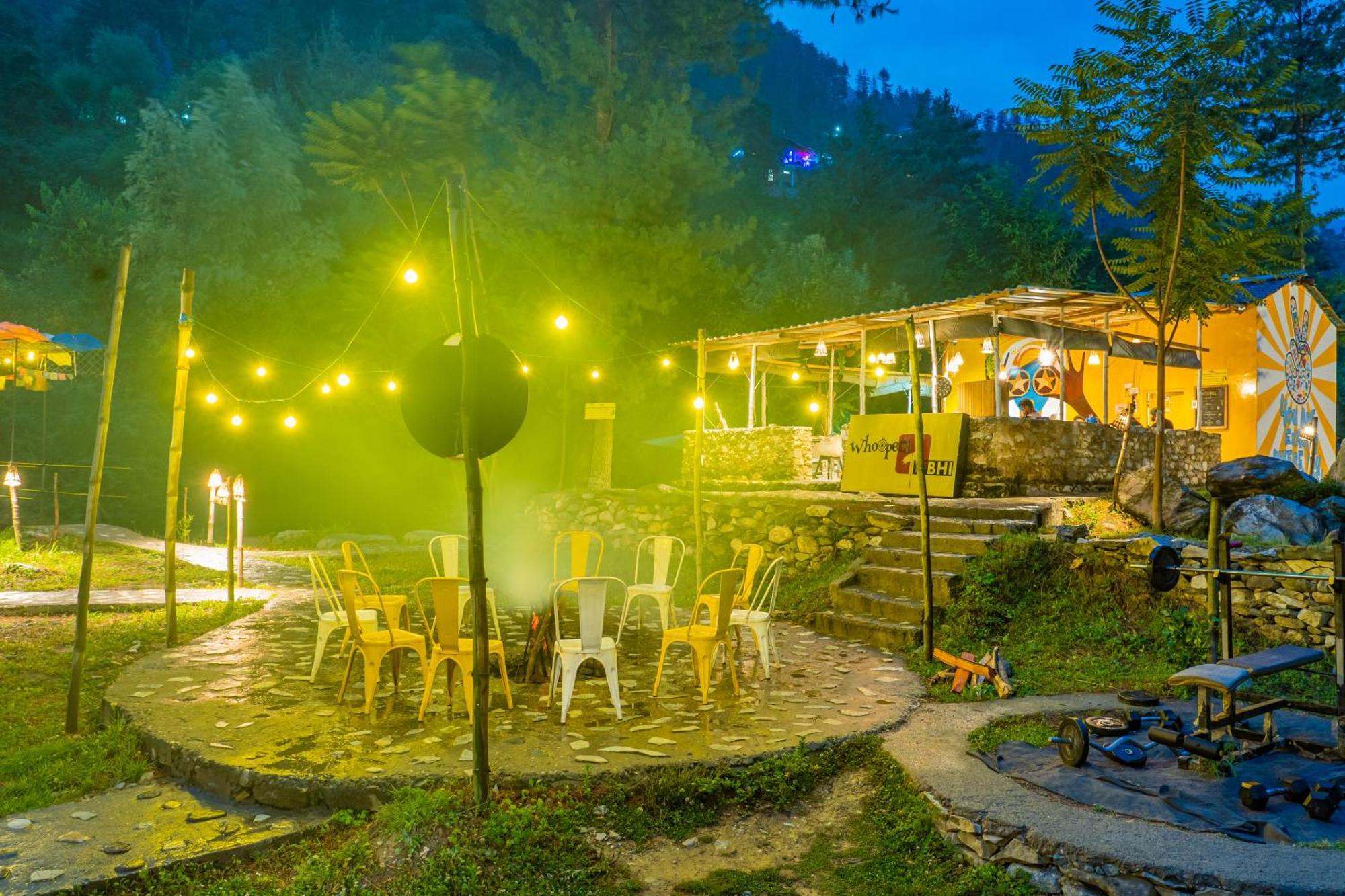 Whoopers Boutique Resort Jibhi Bagian luar foto