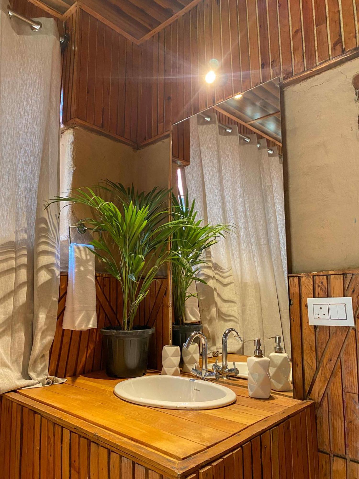 Whoopers Boutique Resort Jibhi Bagian luar foto